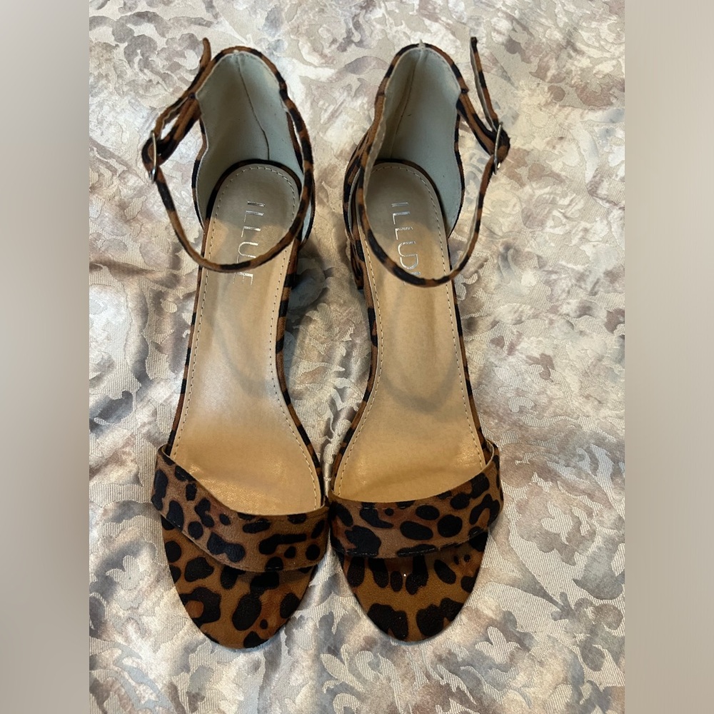 Size 9, Leopard print strappy sandal with chunky heel.